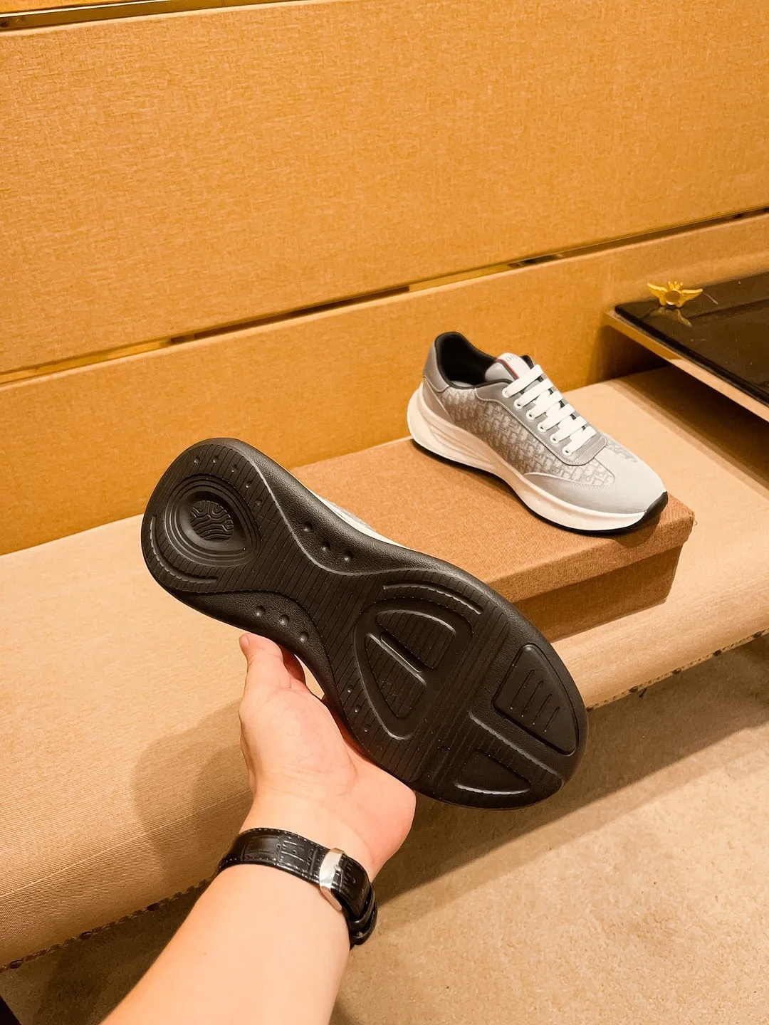 Men's shoes💰 440💰🔥 [Dior] Men's high-end brand of shoes official website 1:1 latest masterpiece: the upper is made of imported first-layer cowhide from Italy, comfortable and breathable lining ➕original non-slip and wear-resistant outsole🔥, making walking more convenient and comfortable! An exclusive new model, a stunning work, a beautiful 1:1 replica [color] compared to the official quality! Create a fashionable personality to set off your uniqueness! A must-have for trendy men! Classic 🔥Size: 39-44 Color: 🔥Multiple colors available
